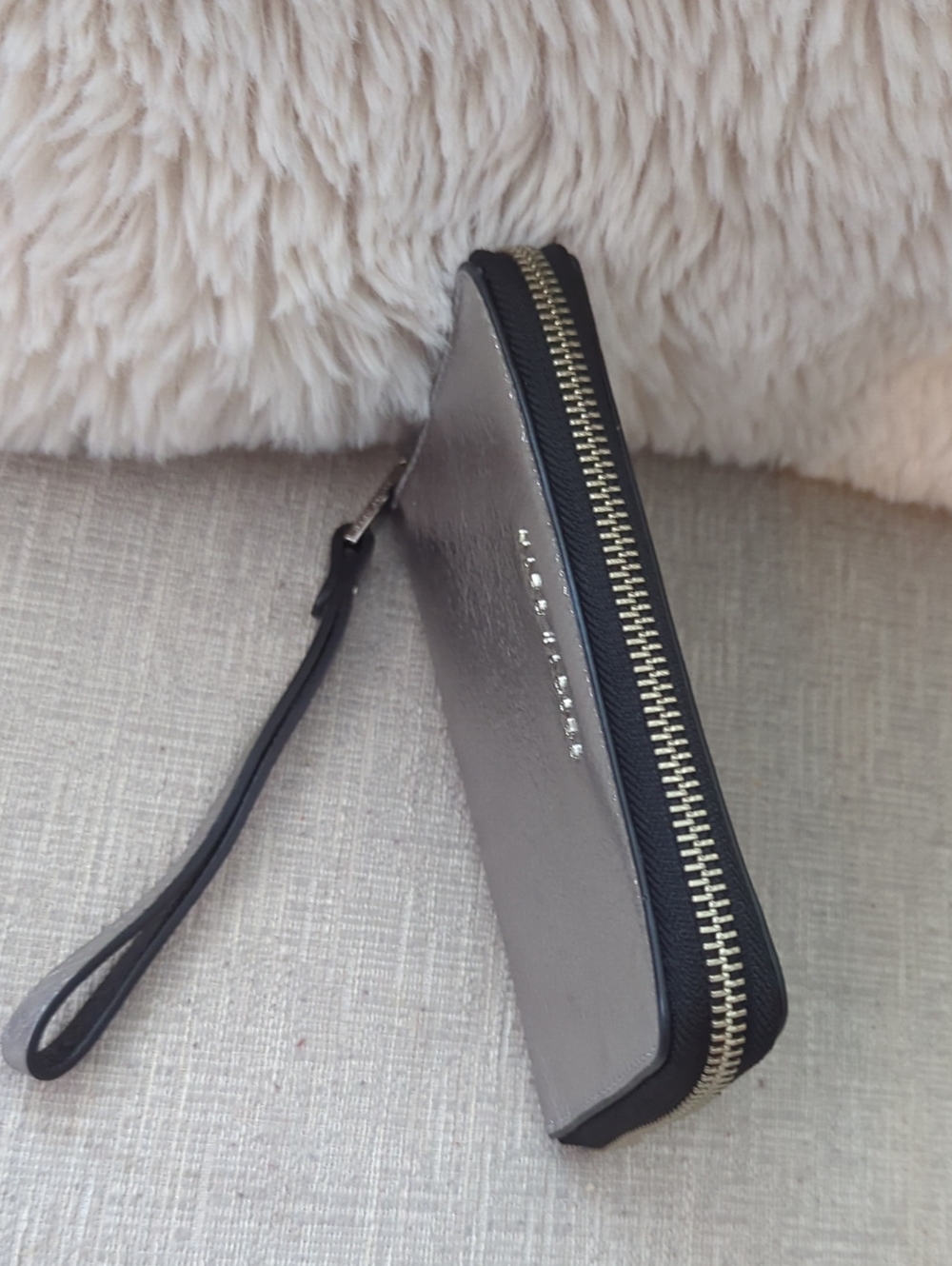 Marc Jacobs Silver Metallic Zip Wristlet Wallet with Black Trim - Picture 8 of 9